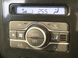 【オートエアコン】一度お好みの温度に設定すれば、車内の温度を検知し風量や温度を自動で調整。暑い&hellip;寒い&hellip;と何度もスイッチ操作をする必要はありません。快適な車内空間には必須の機能ですね♪