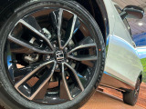 【純正18インチアルミホイール】外観にマッチした純正アルミホイールを装着しております。各種社外アルミホイールや、スタッドレスタイヤも取扱いしております。是非ご相談ください♪