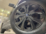 【純正18インチアルミホイール】外観にマッチした純正アルミホイールを装着しております。各種社外アルミホイールや、スタッドレスタイヤも取扱いしております。是非ご相談ください♪