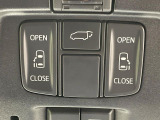 【両側パワースライドドア】スマートキーや運転席のスイッチで後席両側スライドドアの開閉が可能♪電動だから力を入れてドアを開ける必要が無く、小さなお子様でも簡単に開け閉めでき快適です♪