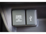 【USBジャック/アクセサリーソケット】運転中でもスマートフォン等の充電ができるUSBジャック付き!充電を気にすることなく、ドライブ中の音楽再生や通話等をお楽しみ頂けます!