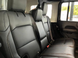後部座席は座面が大きくクッション性も高いシートになっており疲れにくいです。