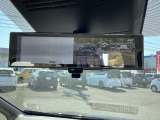 車両後方のカメラ映像をミラーに映し出して、いつでもクリアーな後方視界を確保できる『インテリジェントルームミラー』が装備されています。通常ミラーにも簡単に切り替えが出来ます。♪
