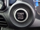 【プッシュスタート】キーが車内にあれば、エンジンの始動・停止はブレーキを踏んでスイッチを押すだけ!キーを取り出す手間を省き、ワンプッシュで操作するので簡単でスムーズ!