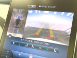●パノラミックビューモニター:専用のカメラにより、上から見下ろしたような視点で360度クルマの周囲を確認することができます☆死角部分も確認しやすく、狭い場所での切り返しや駐車もスムーズに行えます。