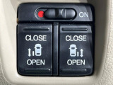 【両側パワースライドドア】スマートキーや運転席のスイッチで後席両側スライドドアの開閉が可能♪電動だから力を入れてドアを開ける必要が無く、小さなお子様でも簡単に開け閉めでき快適です♪