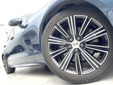 【純正18インチアルミホイール】こだわりを持ってモデル別にデザインされた純正アルミホイールを装着。しつこい鉄粉や錆に高い効果を発揮する「ホイールコーティング」の施工も受付中!