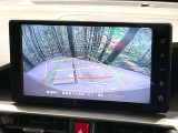 【バックカメラ】駐車時に後方がリアルタイム映像で確認できます。大型商業施設や立体駐車場での駐車時や、夜間のバック時に大活躍!運転スキルに関わらず、今や必須となった装備のひとつです!