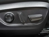 運転席はパワーシートなのでお好みのドライビングポジションに調整可能です♪