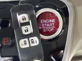 【Hondaスマートキー】カバンやポケットに入れたままでもドアの施錠・解錠が可能なスマートキーを装備。エンジンのオン・オフ時もカギを取り出す必要が無いからとっても便利です♪