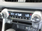 左右独立温度コントロールフルオートエアコンです。運転席、助手席それぞれで独立して温度設定ができます。冷え性の方が乗っても安心ですね♪
