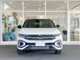 ドイツ車はフロントマスクに特徴がございます。一目で分かるデザインです。個性的なLEDデイタイムランニングライトが目を引くフロントフェイスです。