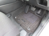 【フロントのフロアマット】前席は純正フロアマット付きです。大きな汚れもなく、使用感も少なめで綺麗な状態です。