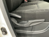 シートハイトアジャスターが付いているので運転姿勢を調整するのに便利ですね。身長に合ったシートポジションは安全運転や疲労軽減にもつながります。