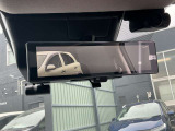 リアについているカメラを通してルームミラーに映し出すことによって後席に大きな荷物があっても後方確認ができます