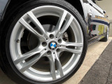●純正18インチアルミホイール:輸入車ならではの卓越した走りを支えるホイールと足回りです!日本車の走りに慣れている方にもぜひ体感して頂きたいほど、高いレベルでまとまっています!