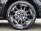 足元はDelf06 17インチAWにYOKOHAMA PARADAタイヤを装着済み♪