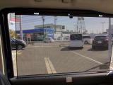 左右のスライドドアにはロールサンシェードが装備されていて、日ざしが眩しい時などにスッと引き出せます。