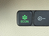 ECONスイッチ(ECONモード) エンジンだけでなくエアコンなども含めてクルマ全体を燃費優先で自動制御するECONモード。早く車内を涼しくしたい夏場など、空調を優先したい時には、スイッチを押してOF