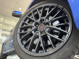 【純正18インチアルミホイール】外観にマッチした純正アルミホイールを装着しております。各種社外アルミホイールや、スタッドレスタイヤも取扱いしております。是非ご相談ください♪