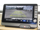 バックをするとき自動でリアの様子が映る『リアカメラ』付き! ナビ画面で確認しながらバックができますから安心ですね。でも、目視も大切ですよ!安全第一でお願いします!