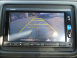 リアカメラが装備されており、後方の安全確認はもちろんのこと狭い場所での駐車や雨の日・夜間など視界の悪いコンディションでのストレスの軽減にもなります。