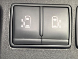 【両側パワースライドドア】スマートキーや運転席のスイッチで後席両側スライドドアの開閉が可能♪電動だから力を入れてドアを開ける必要が無く、小さなお子様でも簡単に開け閉めでき快適です♪