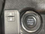 【キーレススタートシステム】カバンやポケットに入れたままでもドアの施錠・解錠が可能なスマートキーを装備。エンジンのオン・オフ時もカギを取り出す必要が無いからとっても便利です♪