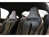 ヘッドレスト一体型のスポーツタイプシートでより安定した走りを体感できます。