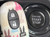【キーレススタートシステム】カバンやポケットに入れたままでもドアの施錠・解錠が可能なスマートキーを装備。エンジンのオン・オフ時もカギを取り出す必要が無いからとっても便利です♪