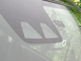【スマートアシスト】走行中に前方の車両等を認識し、衝突しそうな時は警報とブレーキで衝突回避と被害軽減をアシスト。より安全にドライブをお楽しみいただけます。