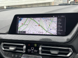 【純正ナビゲーション】BMWのナビゲーションは操作性も良く、詳細な地図情報と交通状況を見やすく表示し、快適なドライビングをサポートしながら目的地までナビゲートします。