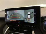 【パノラミックビュー&バックビュー】駐車時の安全確認をする為に車両上方からの映像と後方カメラからのを同時に表示しバックガイドも付いているのでバックの苦手な方でも安心して運転出来ますよ。