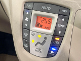 【オートエアコン】一度お好みの温度に設定すれば、車内の温度を検知し風量や温度を自動で調整。暑い&hellip;寒い&hellip;と何度もスイッチ操作をする必要はありません。快適な車内空間には必須の機能ですね♪
