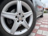 ●17インチアルミホイール:輸入車ならではの卓越した走りを支えるホイールと足回りです!日本車の走りに慣れている方にもぜひ体感して頂きたいほど、高いレベルでまとまっています!
