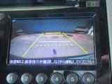 【リアカメラ】リバースに入れるだけで後方の映像が映ります。安全確認や、狭い駐車場での車庫入れ、雨の日や夜間など視界の悪い時に便利です。安全にバックする為には欠かせない装備です。