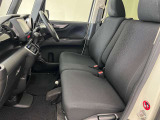【ベンチシート】運転席と助手席の間にカバンを置いたり、肘掛けをおろしたり様々なシーンに合わせてお使いいただけます♪