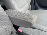 【アームレスト】運転中の身体の負担を軽減してくれるアームレストを装備♪