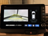 リバースギアに入れるだけで後方の表示へ切り替わります。夜間や雨の日の駐車も楽になりますよ。