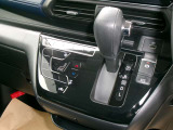 インパネシフトノブなので、足元もスッキリ!!広々としています。