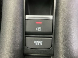 パーキングブレーキはスマートな電子制御式と合わせて渋滞時等にブレーキペダルから足を離しても停車状態を保持してくれるオートブレーキホールド機能で運転が楽になります。スタートはアクセルペダルを踏むだけ