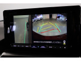 シフトをバックに入れれば、自動的に後方の映像がナビ画面に映し出されます。後方視界を確保するリヤビューカメラ。車庫入れ時などにとても便利です。