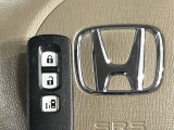 【Hondaスマートキー】カバンやポケットに入れたままでもドアの施錠・解錠が可能なスマートキーを装備。エンジンのオン・オフ時もカギを取り出す必要が無いからとっても便利です♪