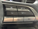 【マツダ・レーダー・クルーズ・コントロール(MRCC)】先行車との速度差や車間距離を認識し、設定した車速内で車間距離を自動で調整・維持することで、高速道路などでドライバーの負担を軽減します。