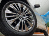 【純正19インチアルミホイール】外観にマッチした純正アルミホイールを装着しております。各種社外アルミホイールや、スタッドレスタイヤも取扱いしております。是非ご相談ください♪