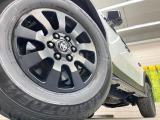 【純正アルミホイール】外観にマッチした純正アルミホイールを装着しております。各種社外アルミホイールや、スタッドレスタイヤも取扱いしております。是非ご相談ください♪