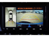【パノラミックビューモニター】 後退時に車両の後ろ側を表示するだけでなく上から見たような映像で車庫入れなどバックする際に安心です。