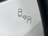 【ブラインドスポットモニター】走行中、ドアミラーの死角になりやすい箇所に後続車が接近するとサイドミラーのレンズに警告を表示!ドライバーに注意喚起をしてくれます。