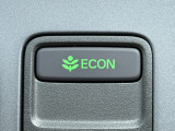 ワンタッチで省燃費走行をサポートするECONスイッチを装備。