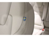 高級感あふれるナッパレザーシートの運転席サイドには、スウェーデン国旗タグが施されています。